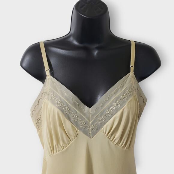 Vtg Vassarette Hollywood Mesh Embroidered Slip Sz 34A Neutral Nude Rockability - Picture 2 of 14